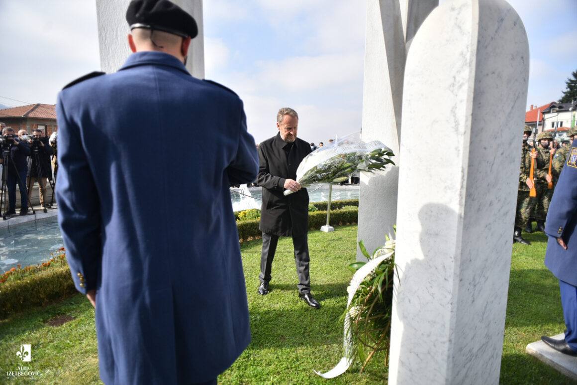 Polaganje cvijeća na šehidskom mezarju Kovači povodom 18. godišnjice smrti Alije Izetbegovića