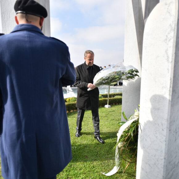 Polaganje cvijeća na šehidskom mezarju Kovači povodom 18. godišnjice smrti Alije Izetbegovića