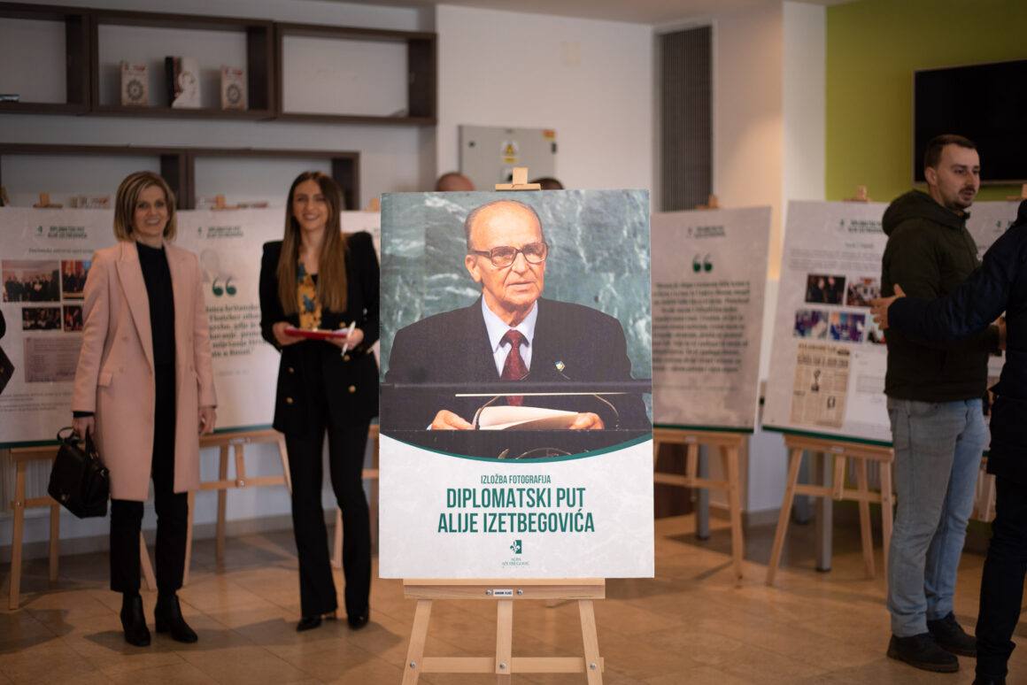 Otvorena izložba fotografija “Diplomatski put Alije Izetbegovića” u Biznis centru Ilijaš povodom 1. marta – Dana nezavisnosti Bosne i Hercegovine