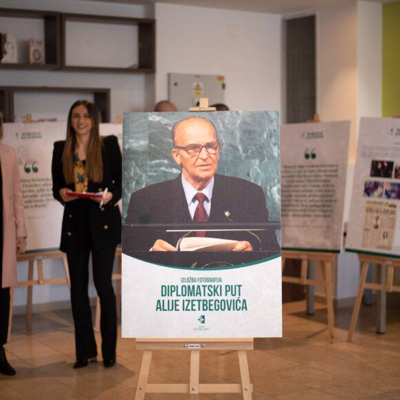 Otvorena izložba fotografija “Diplomatski put Alije Izetbegovića” u Biznis centru Ilijaš povodom 1. marta – Dana nezavisnosti Bosne i Hercegovine