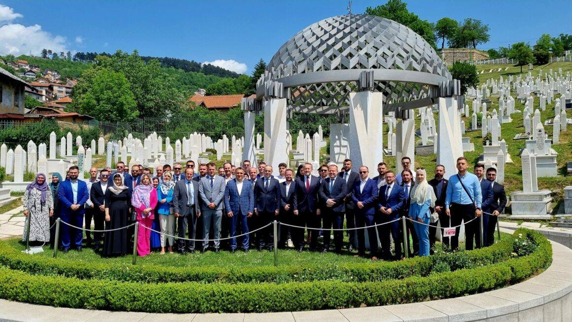 Posjeta delegacije SDA mezarju Kovači povodom obilježavanja godišnjice osnivanja Stranke