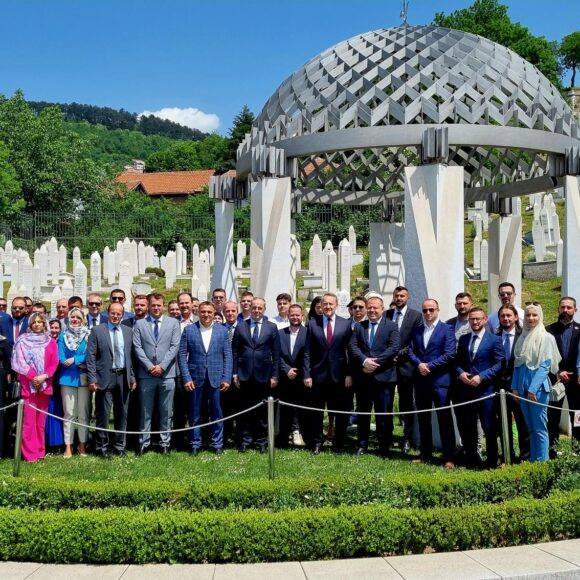 Posjeta delegacije SDA mezarju Kovači povodom obilježavanja godišnjice osnivanja Stranke