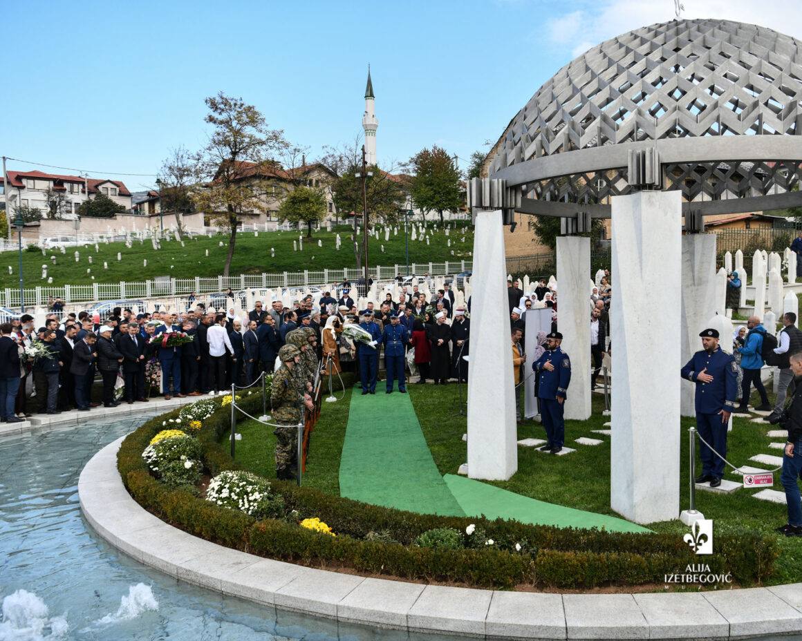 Polaganjem cvijeća na Šehidskom mezarju Kovači obilježena 19. godišnjica smrti prvog Predsjednika RBiH Alije Izetbegovića