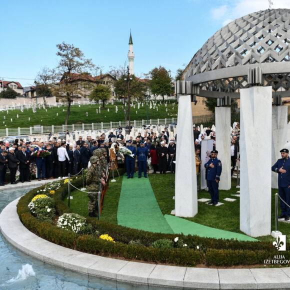 Polaganjem cvijeća na Šehidskom mezarju Kovači obilježena 19. godišnjica smrti prvog Predsjednika RBiH Alije Izetbegovića